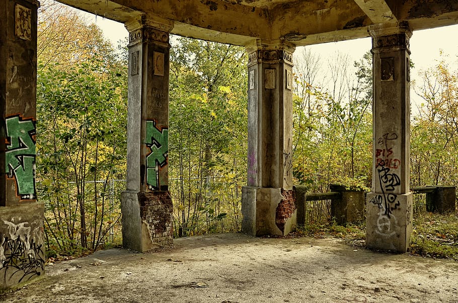 photography of gray concrete posts, ruin, villa, lapsed, decay HD wallpaper