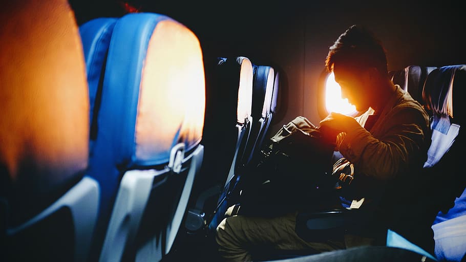 man looking on his sitting on plane seat, Airplane Window, light HD wallpaper