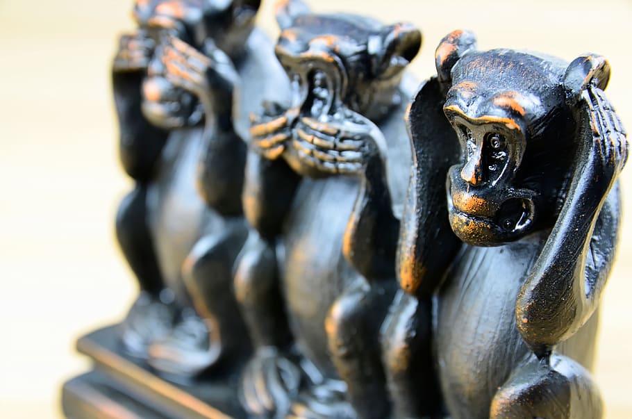 selective focus photograph of three wise monkey figurine, three monkeys, HD wallpaper