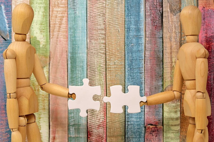 two wooden dummies holding two white puzzle pieces, teamwork, HD wallpaper