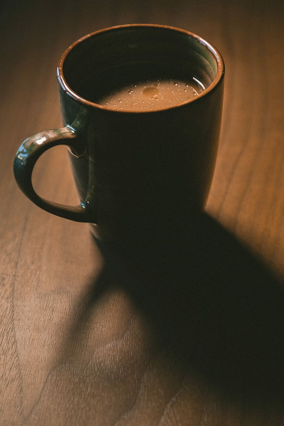 coffee in green ceramic mug, brown mug on brown wooden surface HD wallpaper
