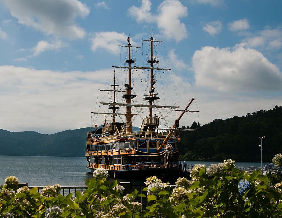 brown and black pirate ship near island, boat, hakone, mountain HD wallpaper