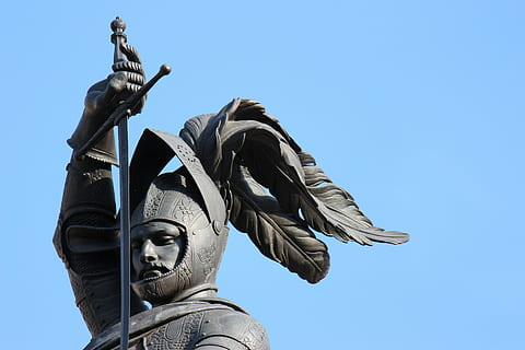 photo of Knight statue during daytime, bronze, armor, elmo HD wallpaper