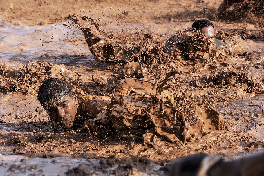 men crawling on mud during daytime, soldiers, army, basic training HD wallpaper
