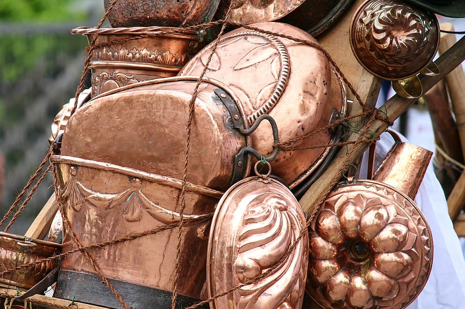 closeup photo of brass-colored containers, copper cookware, kiepe