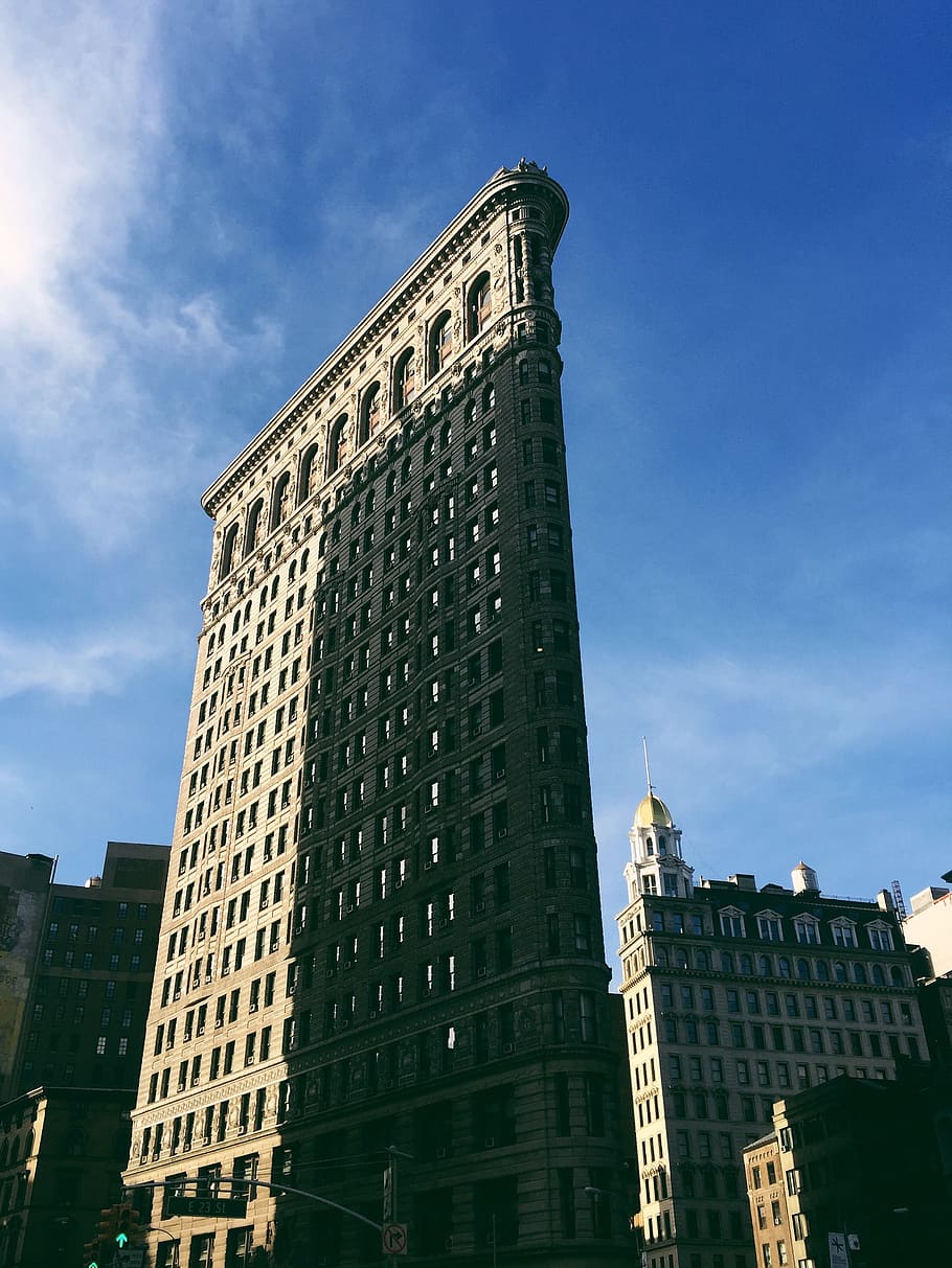 low angle view of building under sky, skyscraper under cloudy sky HD wallpaper