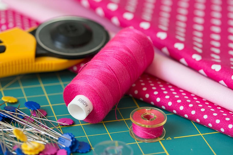 pink thread with needles, sewing, patchwork, körkés, spindle