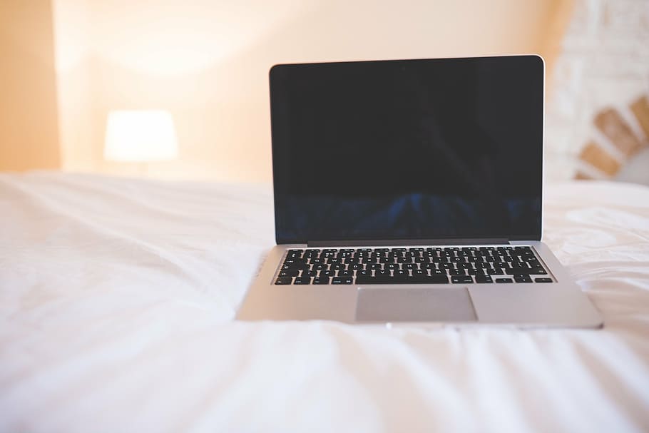 MacBook Pro on white mattress, apple, bed, computer, laptop HD wallpaper
