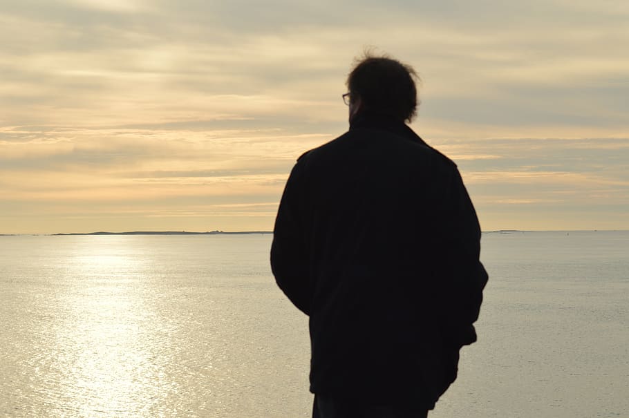 man, sea, horizon, light, only, side, evening, silhouette, color HD wallpaper