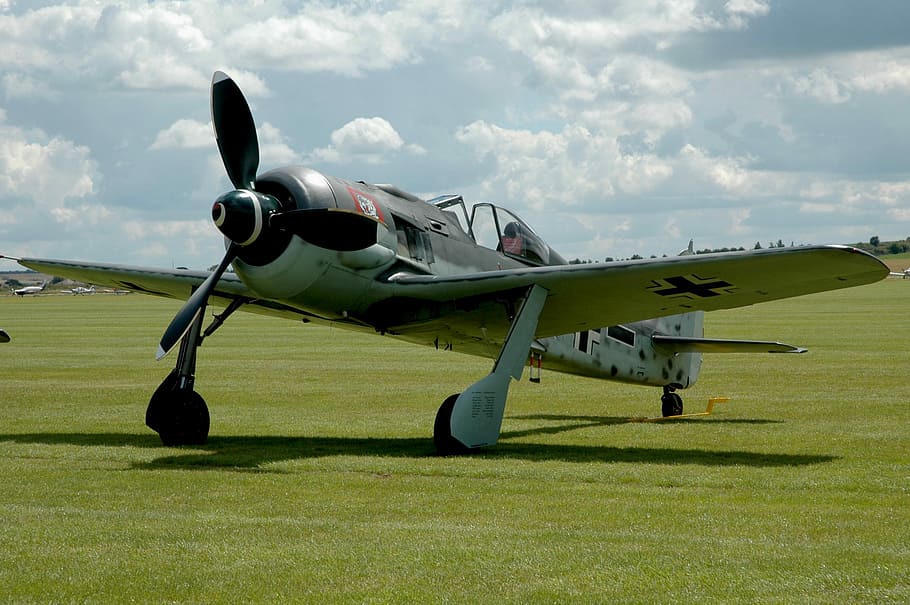 Flugwerk Focke-Wulf FW-190, silver and black monoplane on grass field, HD wallpaper