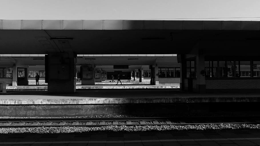 grayscale photo of railway, station, platform, train, track HD wallpaper