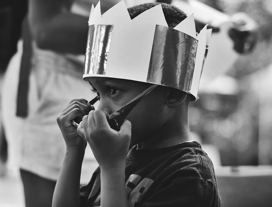grayscale photography of boy taking off sunglasses, boy wearing crown and black frame sunglasses HD wallpaper