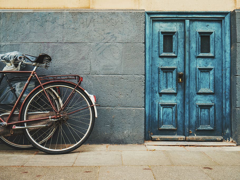 brown city bike near blue door, architecture, building, infrastructure HD wallpaper