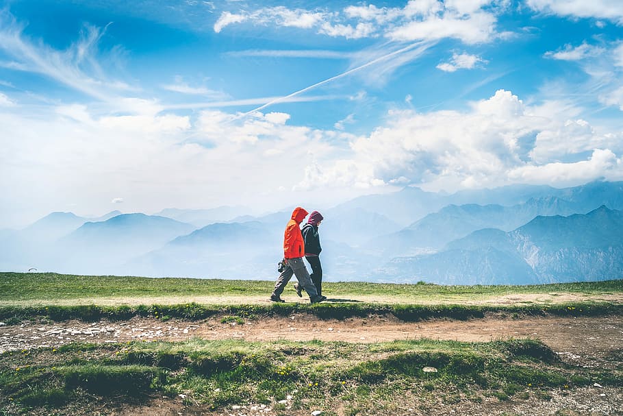 two person walking and mountains in distance, sky, nature, landscape HD wallpaper