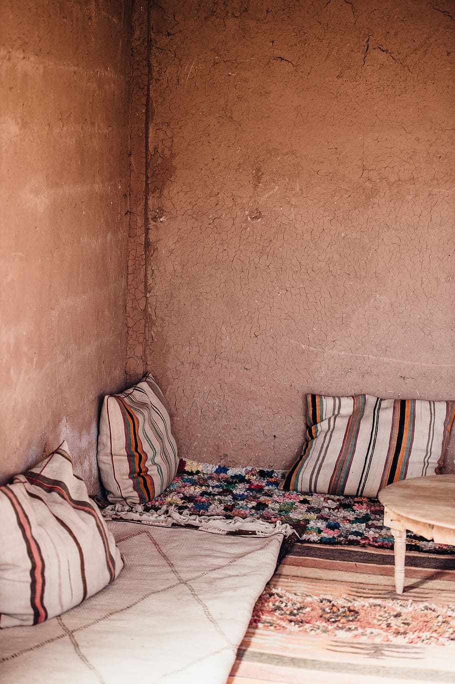 Moroccan room, three striped pillow on wall with coffee table HD wallpaper