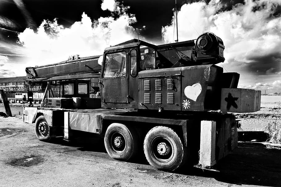 Wide angle black and white shot of an old crane, this image was captured in Faversham, Kent, England HD wallpaper