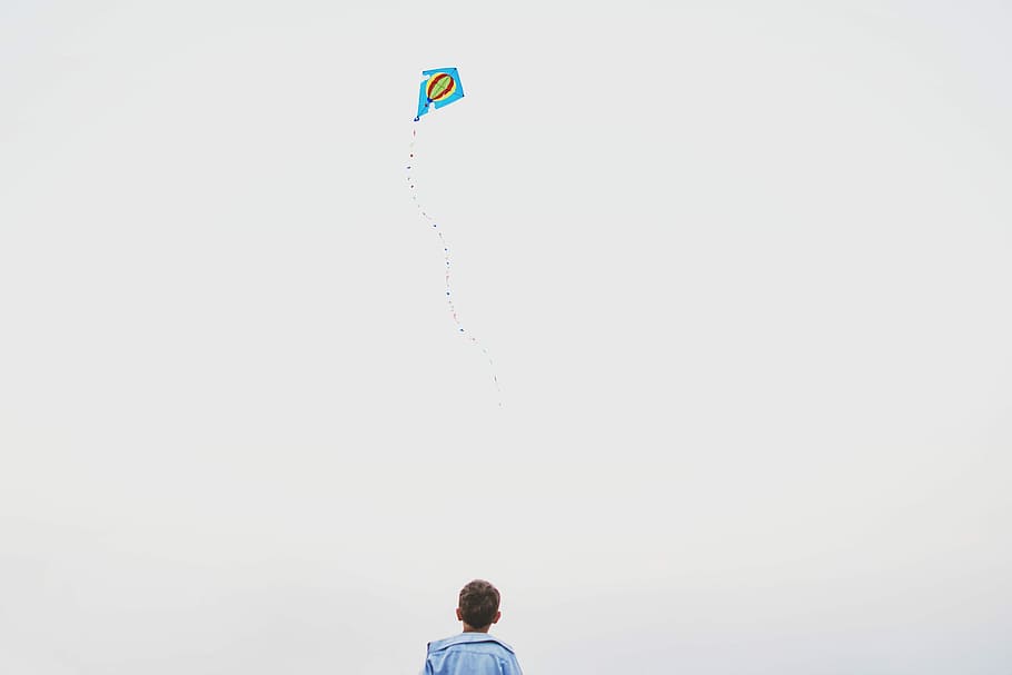 boy playing kite, boy looking at kite, child, sky, cloud, men HD wallpaper
