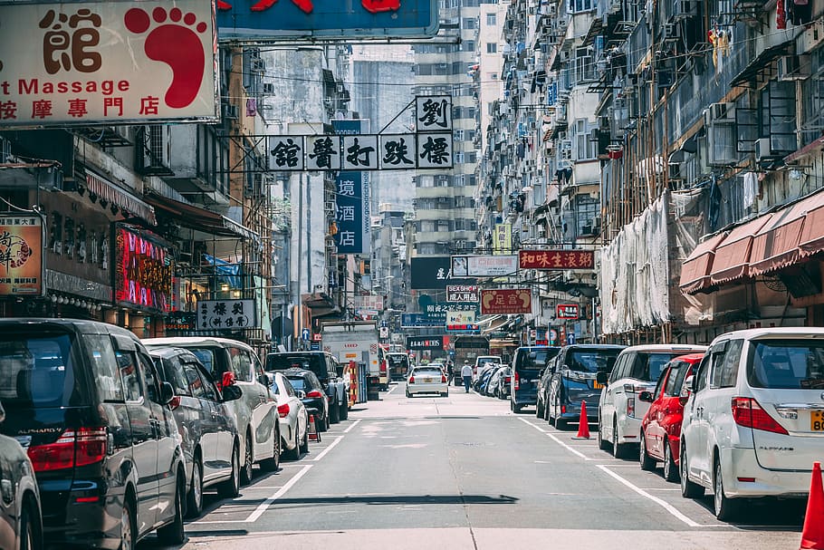 Hong Kong Street, assorted-color of vehicles near kanji signage buildings HD wallpaper