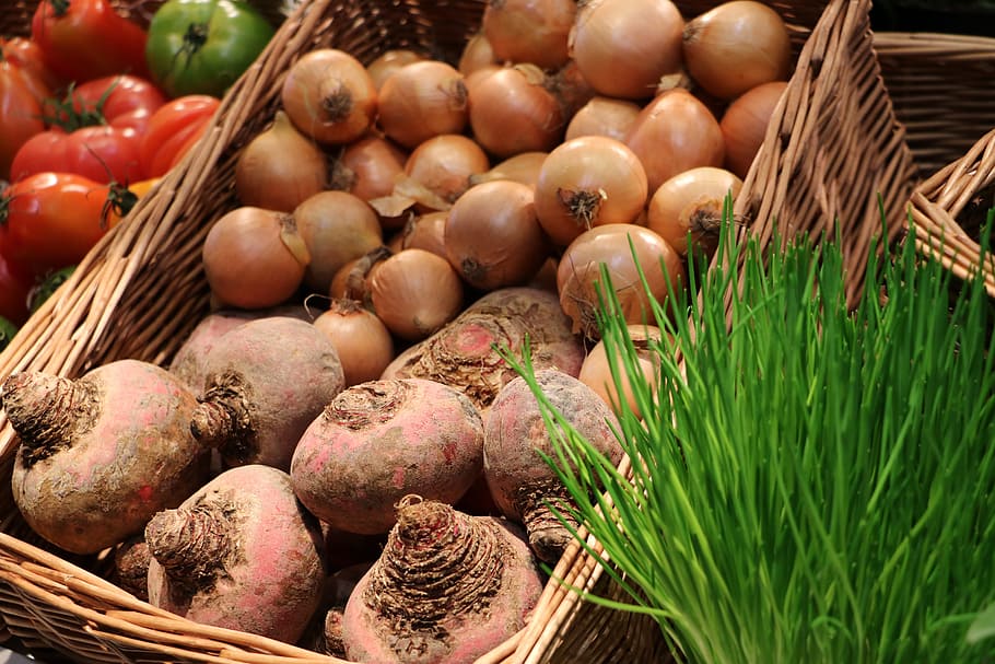 onion bulbs in brown wicker basket, vegetables, fruit, paprika HD wallpaper