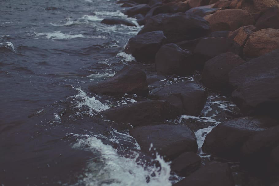 body of water beside rock formation during sunrise, photograph HD wallpaper