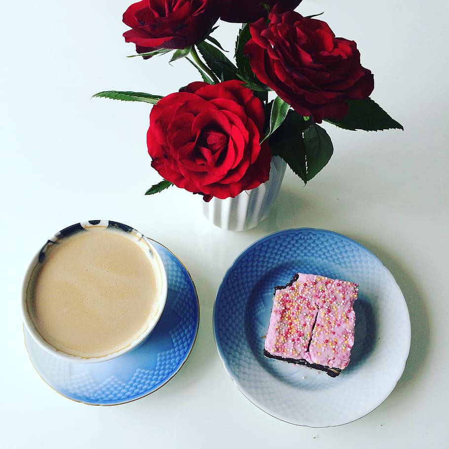 Roses, Coffee, Cake, red, flower, vase, freshness, food and drink HD wallpaper
