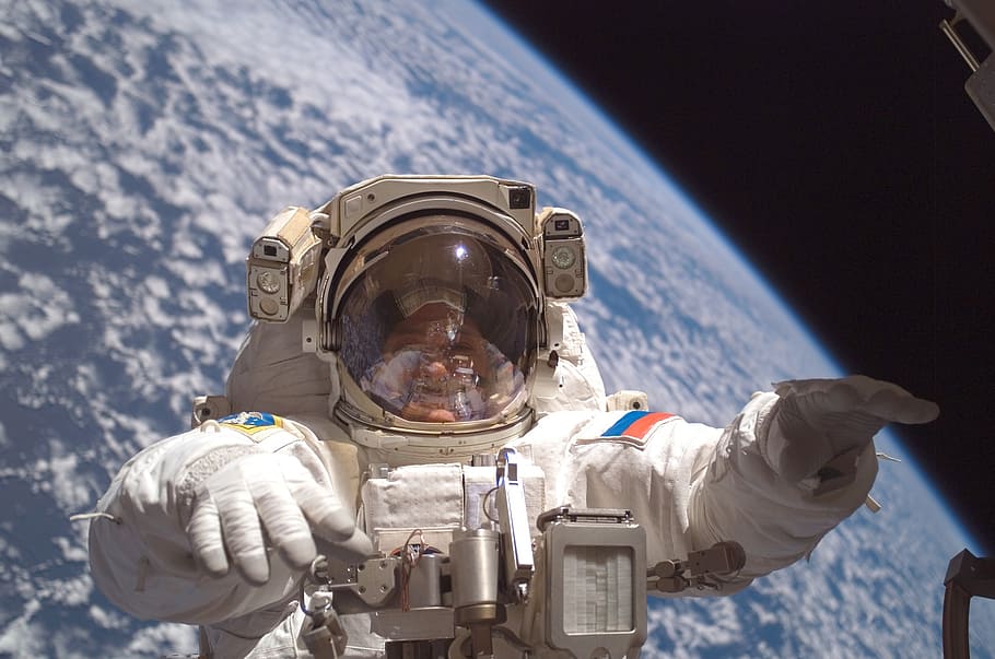 astronaut on space, cosmonaut, spacewalk, iss, tools, suit, pack, HD wallpaper