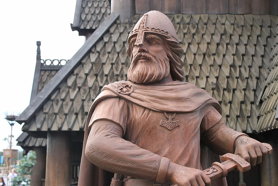 gladiator holding knife statue near house, viking, warrior HD wallpaper