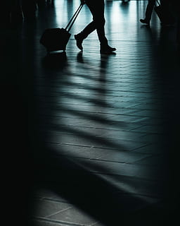 silhouette of man walking with luggage, silhouette photography of man with trolley bag HD wallpaper