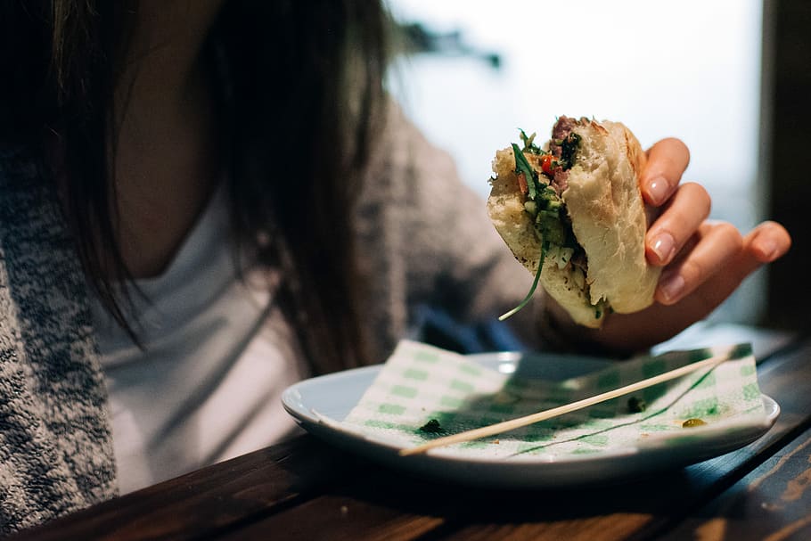 Argentinian beef steak sandwich, close up, meat, restaurant, wood HD wallpaper