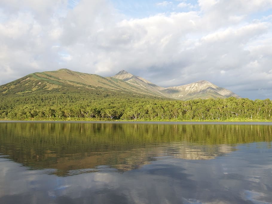 lake, mountains, forest, reflection, clouds, sky, beach, evening HD wallpaper