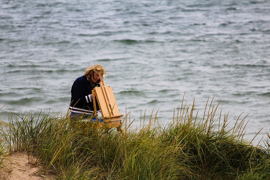 woman standing in front of easel near se, grass, dune, sand HD wallpaper