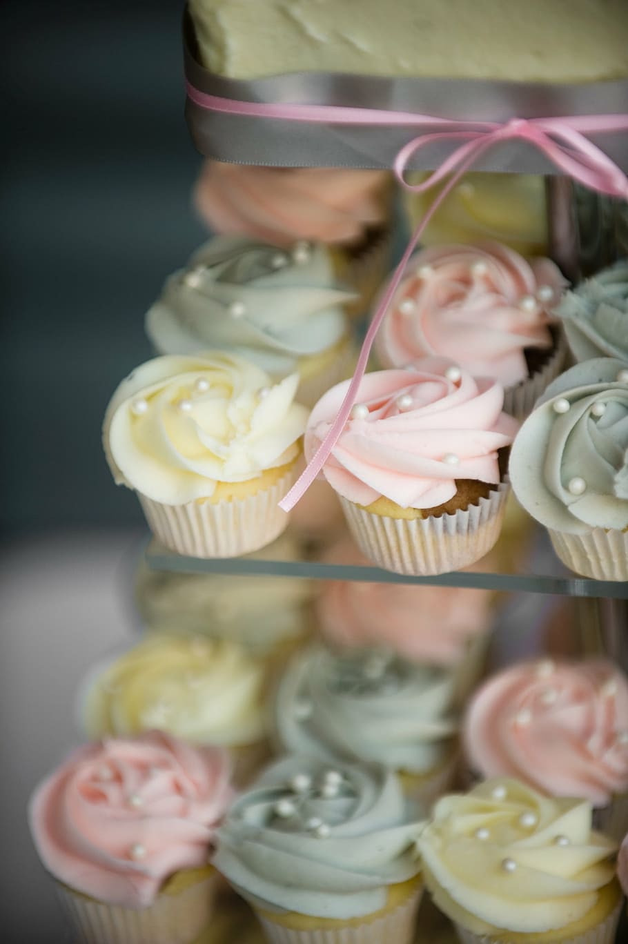 selective focus photography of cupcakes on glass shelf, party HD wallpaper