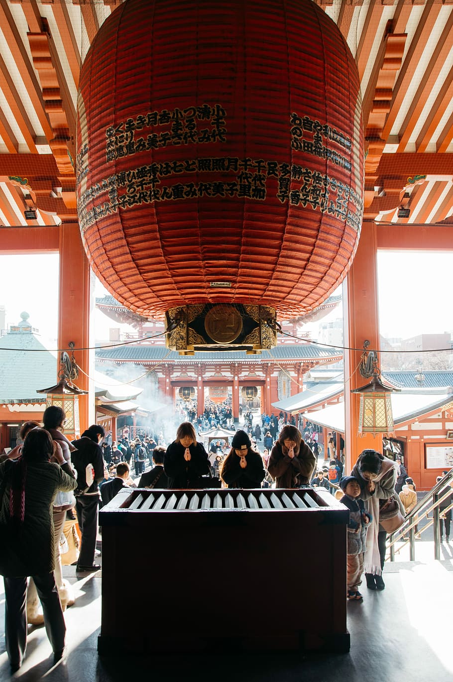 group of peoples near brown wooden table inside park, group of people praying inside the building HD wallpaper