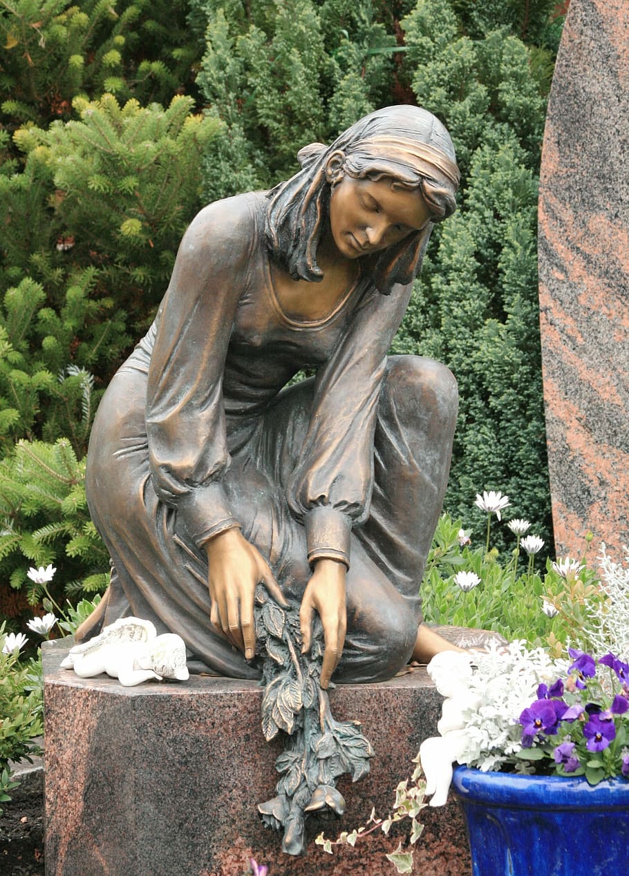 woman holding leaf statue, Mourning, Sad, Face, Cemetery, sadness