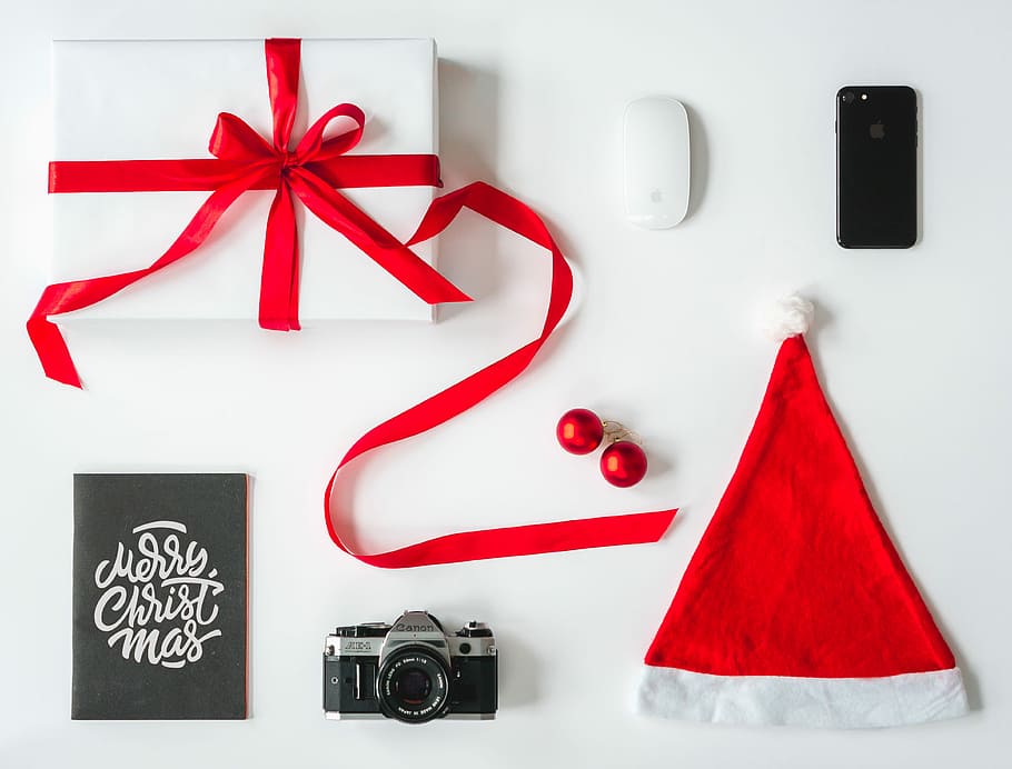 black and gray DSLR camera, red Santa Claus hat beside camera and gift box HD wallpaper