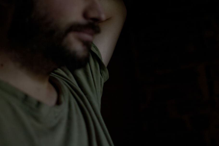 man wearing gray t-shirt raising left hand, man wearing green wearing top HD wallpaper