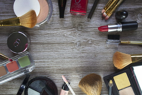  Fondo de pantalla HD productos cosméticos variados para mujeres que forman un círculo, belleza, maquillaje.