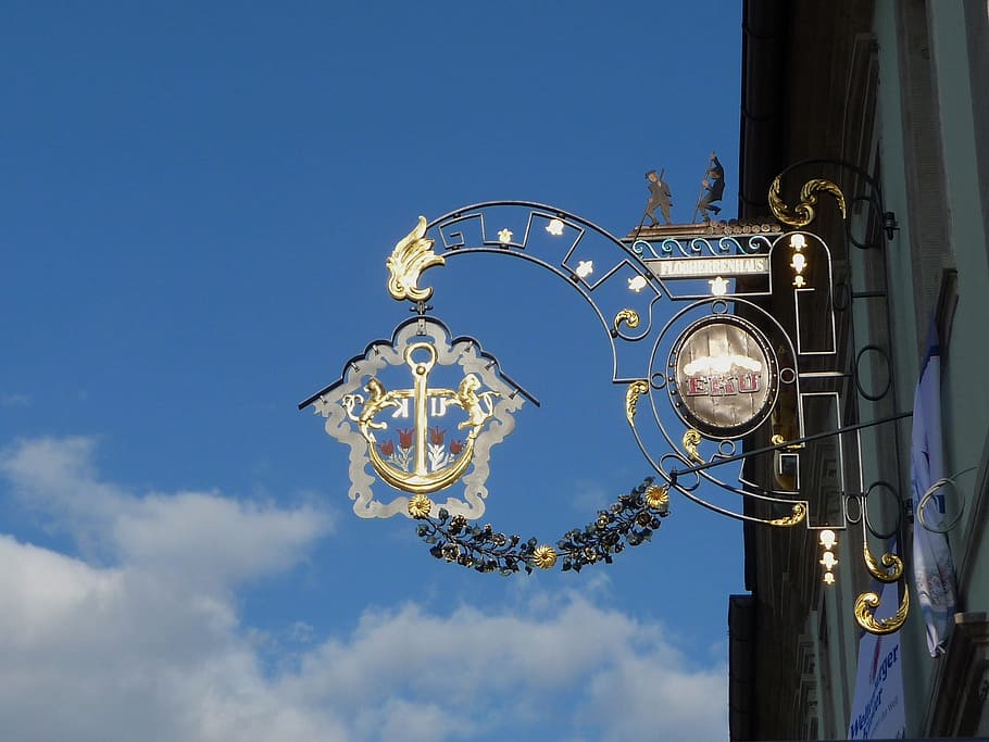 Sign, Establishment, Figures, Sky, clouds, outside, building HD wallpaper