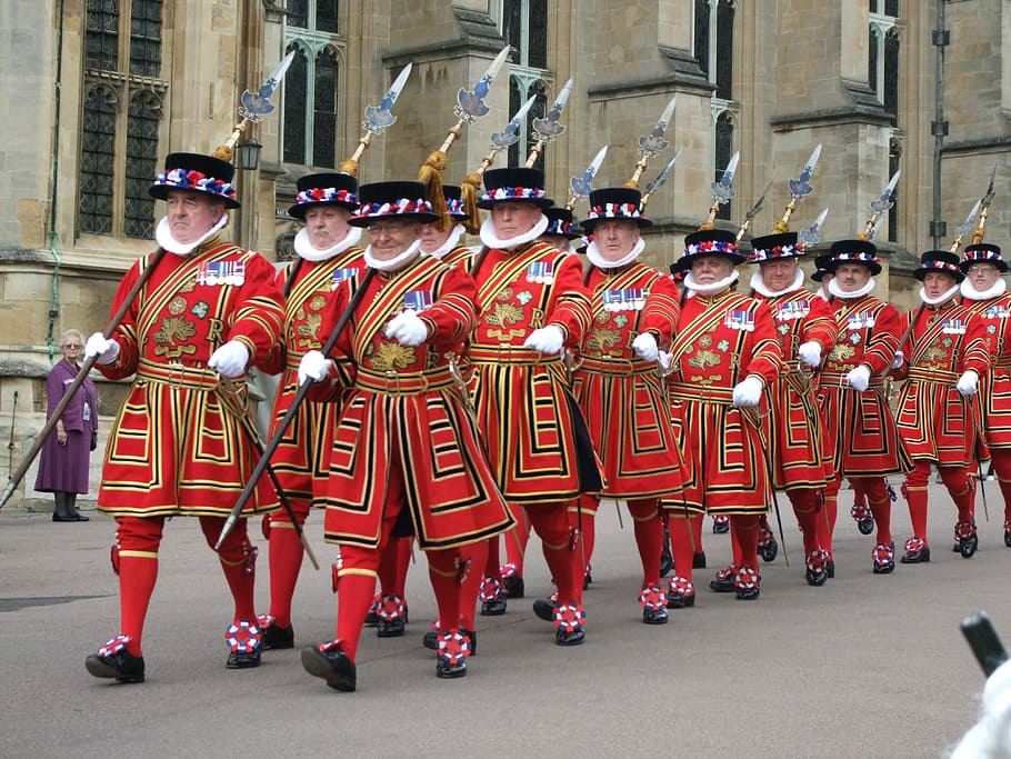 royal army marching while holding spears, Yeomen, Guard, London
