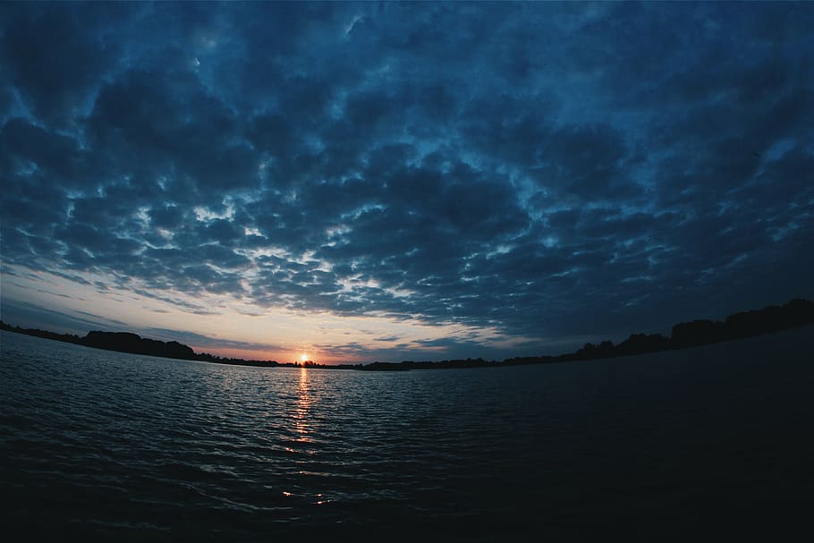 body of water under cloudy sky during sunset, gray, clouds HD wallpaper