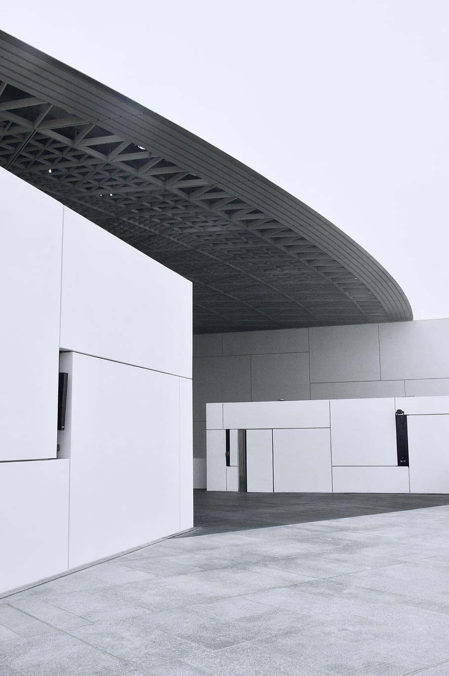 white and black architectural building, white painted building HD wallpaper