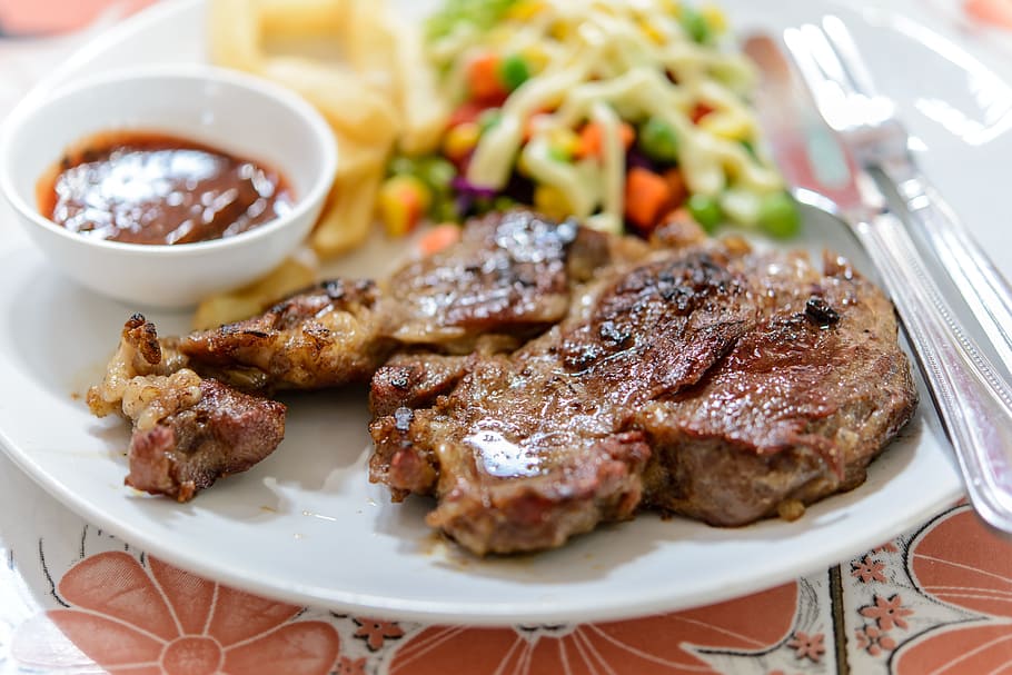 grilled beef on plate, steak, meat, food, dinner, roasted, fillet HD wallpaper