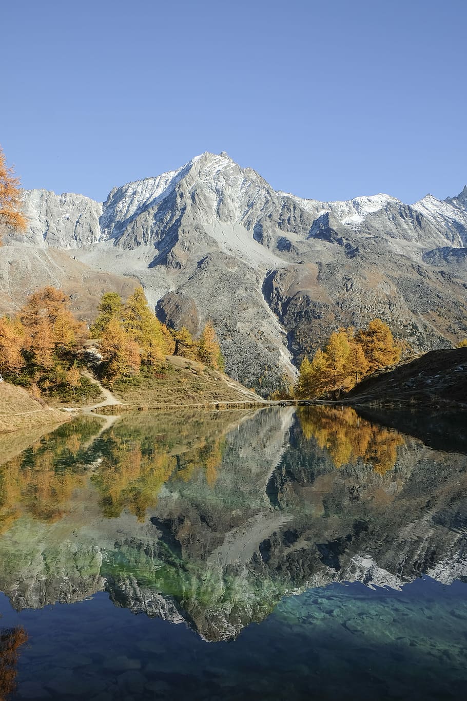 gray mountain beside body of water, body of water surrounded with mountain HD wallpaper