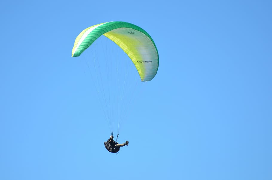 person paraglider under blue sky, hang glider, paragliding, adventure bums, HD wallpaper