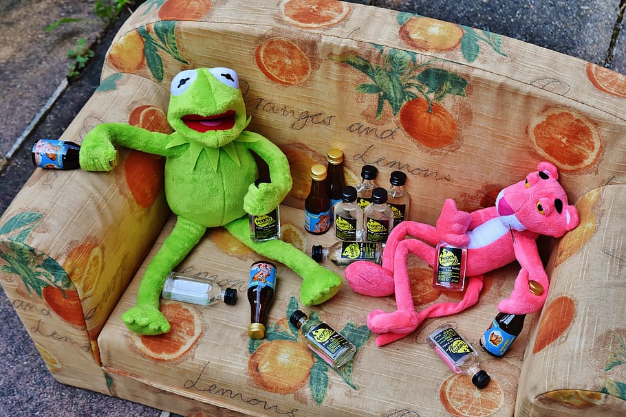 two green and pink monkey plush toys on sofa cahir, kermit, the pink panther, HD wallpaper