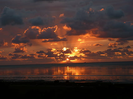 beach under pale evening sky, sunset, sunlight, sunbeam, fireball HD wallpaper