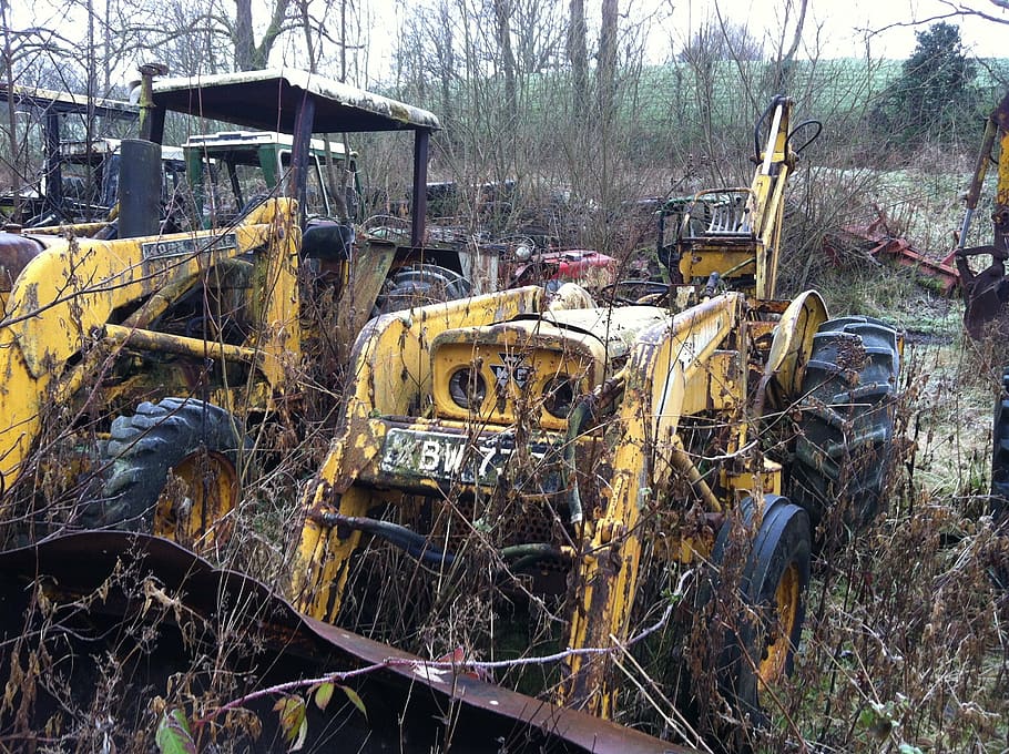 tractor, rust, graveyard, farm, junk yard, rural decay, rusty HD wallpaper