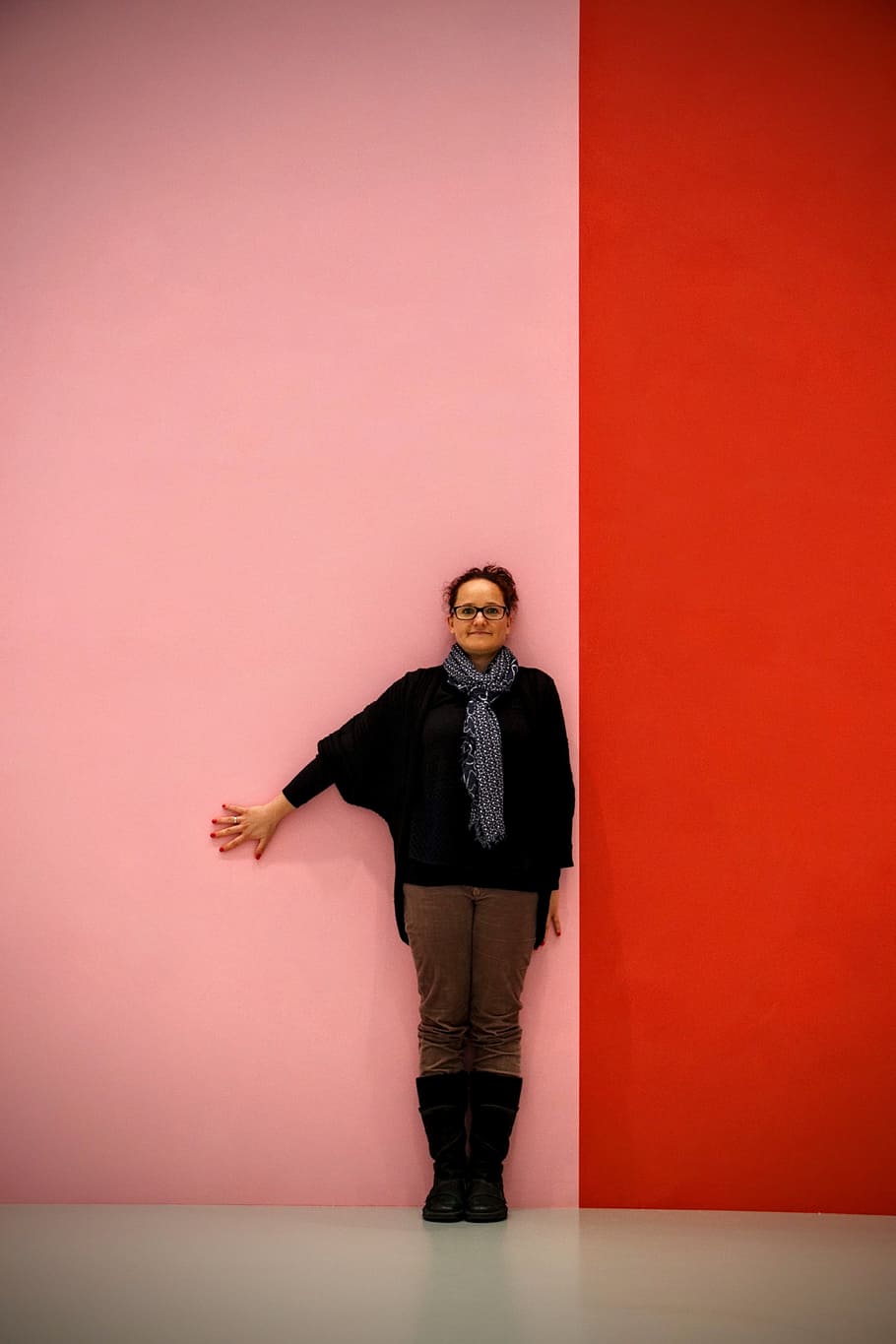 Wall, Wallpaper, Background, on the wall, stand, woman, red HD wallpaper