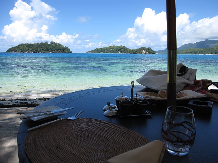 clear drinking glass on table near seashore during daytime, seychelles, HD wallpaper