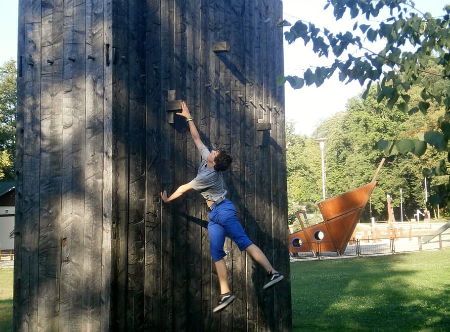 man in gray shirt on wall climbing during daytime, parkour HD wallpaper
